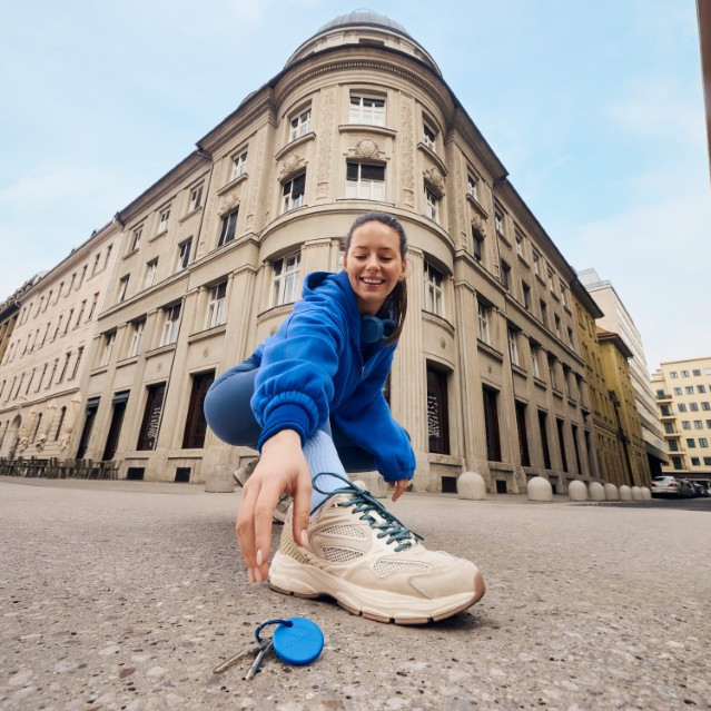 Chipolo POP blue product in use