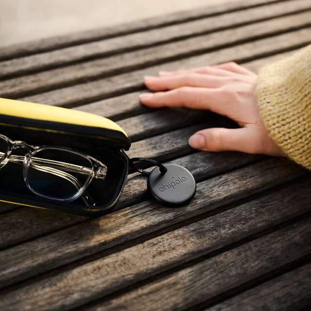 Chipolo POP zwart product in gebruik