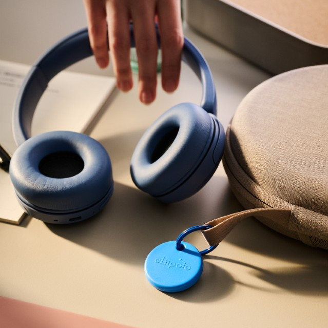 Chipolo POP 8-Pack Zwart, Wit, Rood, Blauw product in gebruik