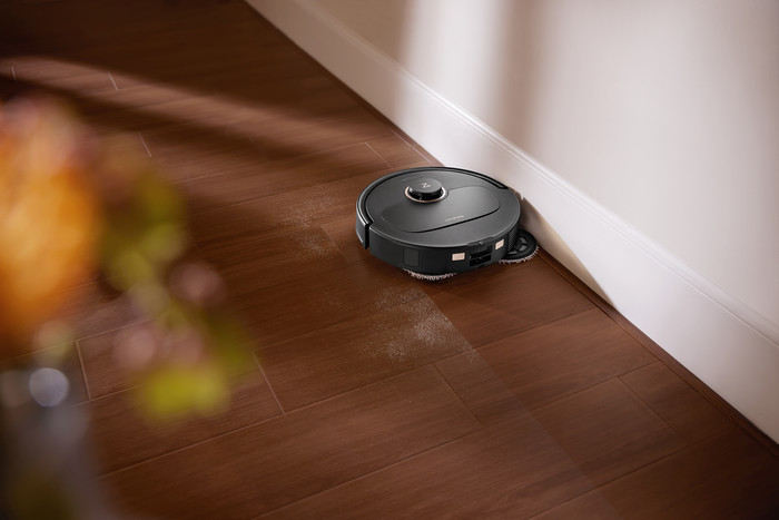 Roborock Qrevo 5AE Black product in use