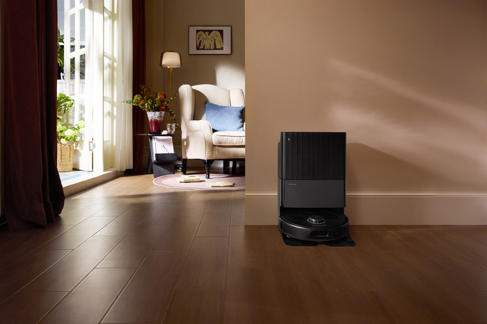 Roborock Qrevo 5AE Black product in use