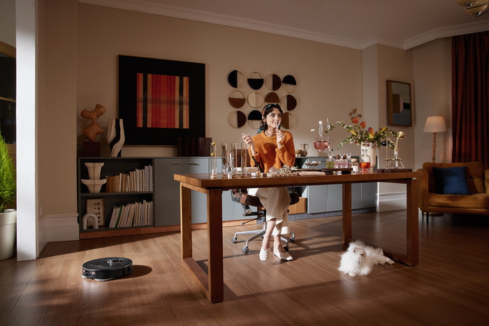 Roborock Qrevo 5AE Black product in use