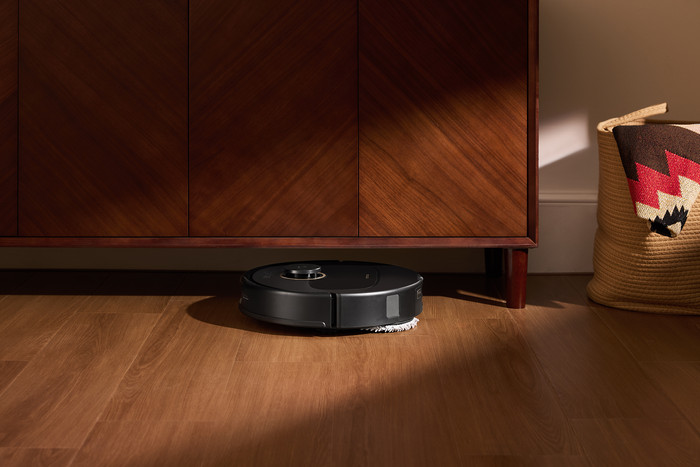 Roborock Qrevo 5AE Black product in use