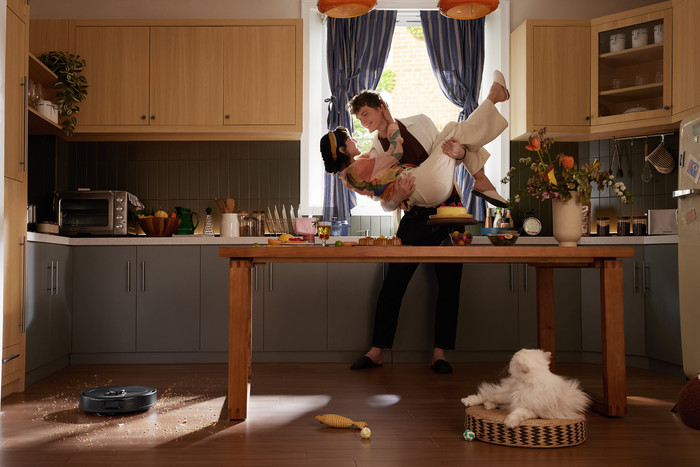 Roborock Qrevo 5AE Black product in use