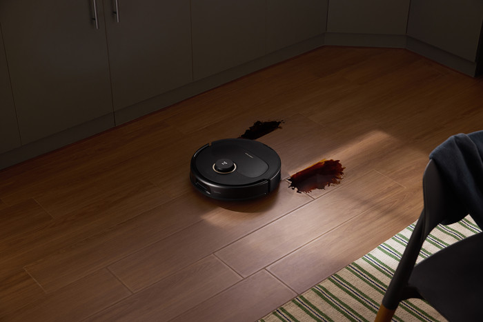 Roborock Qrevo 5AE Black product in use