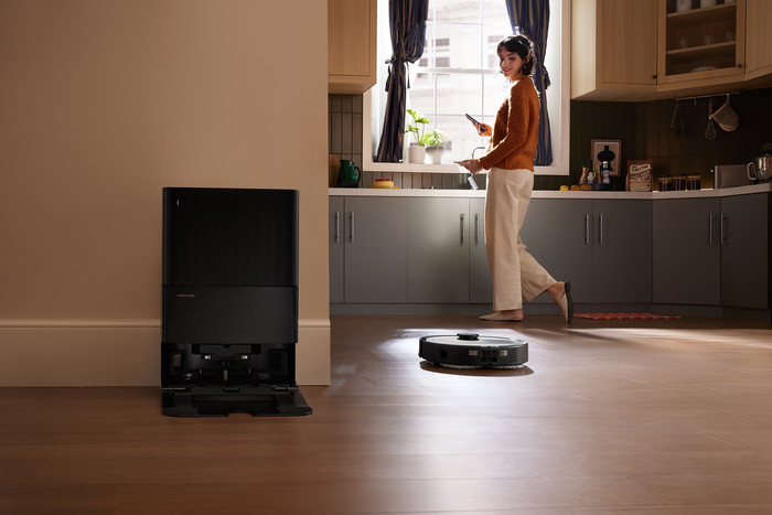 Roborock Qrevo 5AE Black product in use