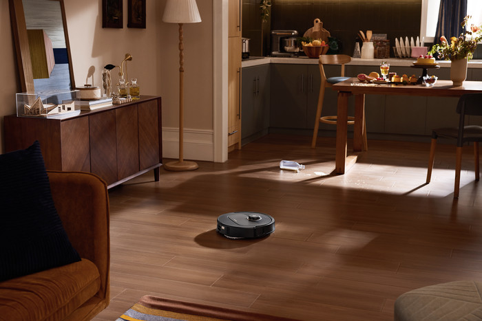 Roborock Qrevo 5AE Black product in use