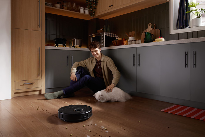 Roborock Qrevo 5AE Black product in use