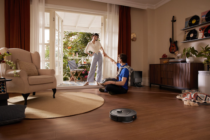 Roborock Qrevo 5AE Black product in use