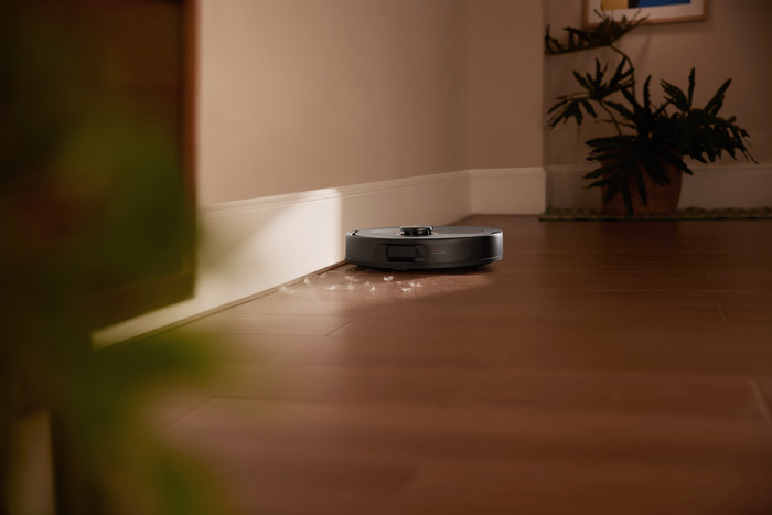 Roborock Qrevo 5AE Black product in use