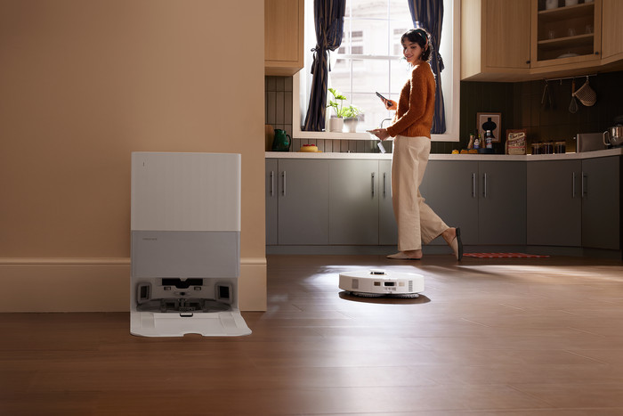 Roborock Qrevo 5AE White product in use