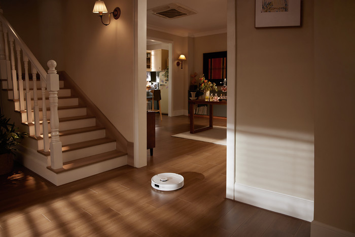 Roborock Qrevo 5AE White product in use