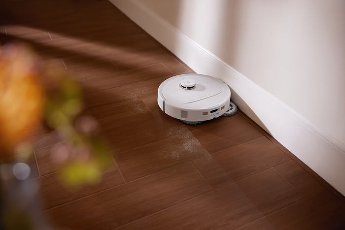 Roborock Qrevo 5AE White product in use