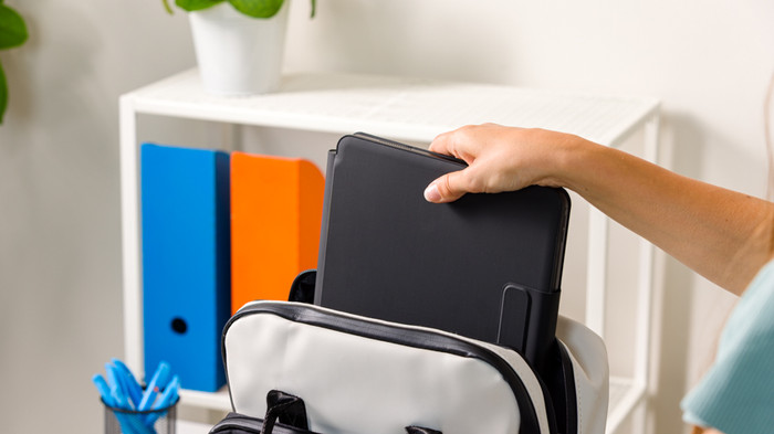 BlueBuilt Apple iPad Air (2025/2024) 13 inch Toetsenbord Hoes QWERTY Zwart product in gebruik