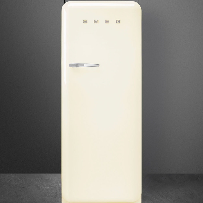 SMEG FAB28RCR6 product in use