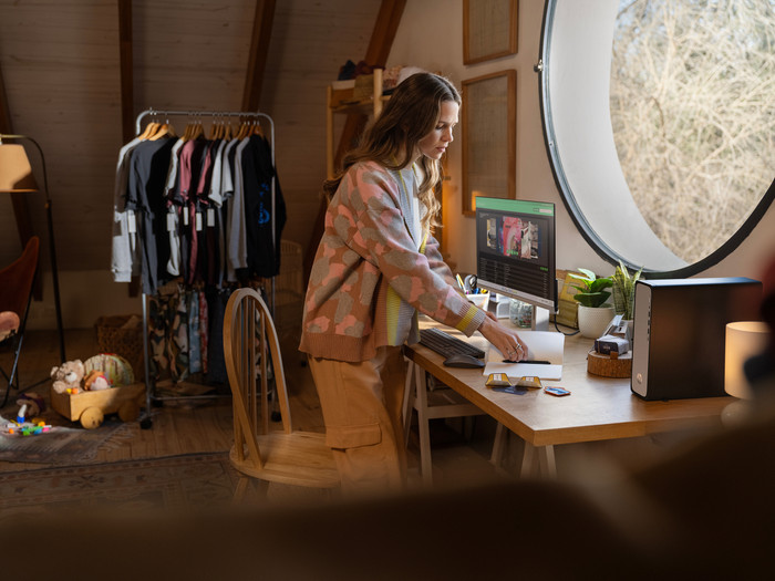 HP OmniDesk Slim S03-0970nd product in use