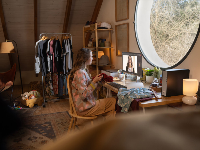 HP OmniDesk Slim S03-0970nd product in use