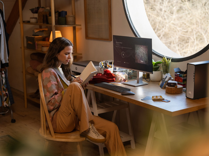 HP OmniDesk Slim S03-0970nd product in use