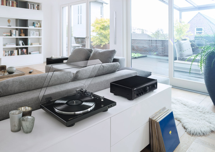 Denon DP-300F Black product in use