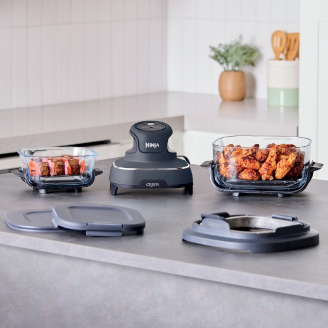 Ninja CRISPi FN101EUGY Blue product in use