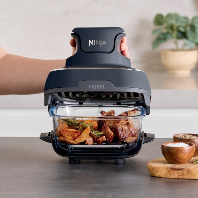 Ninja CRISPi FN101EUGY Blue product in use