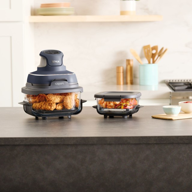 Ninja CRISPi FN101EUGY Blue product in use