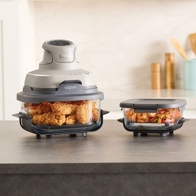 Ninja CRISPi FN101EUST Gray product in use