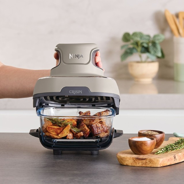 Ninja CRISPi FN101EUST Gray product in use