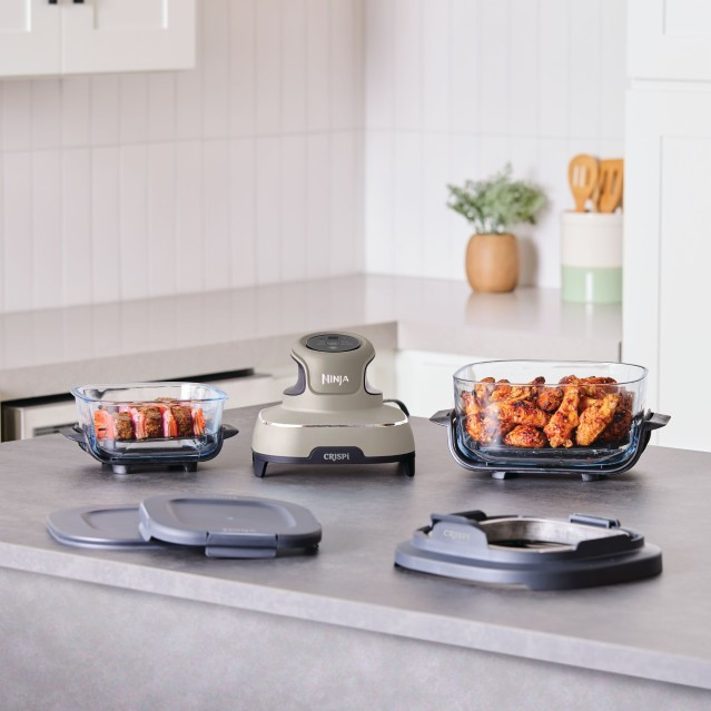 Ninja CRISPi FN101EUST Gray product in use