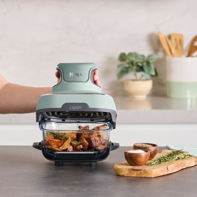 Ninja Crispi FN101EUSG Groen product in gebruik