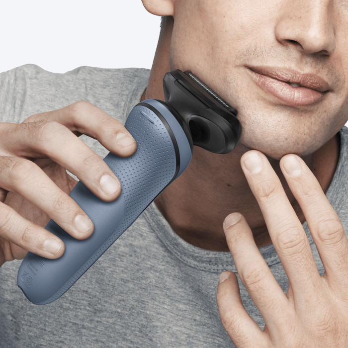 Braun Series 5 52-A1000S Azure product in use