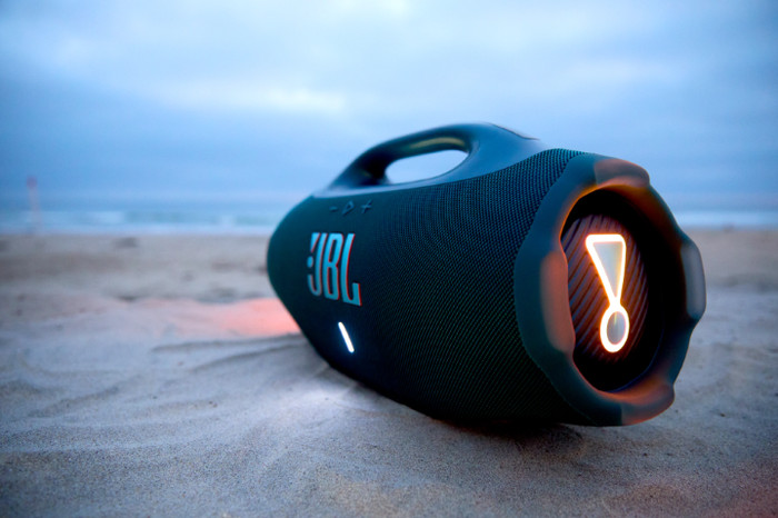 JBL Boombox 4 Zwart product in gebruik