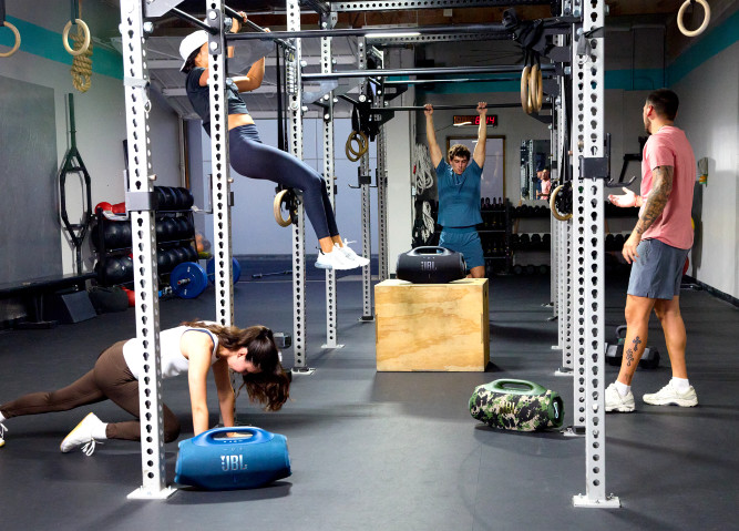 JBL Boombox 4 Squad product in gebruik