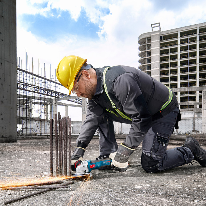 Bosch Professional GWS 18V-11 S (zonder accu) product in gebruik