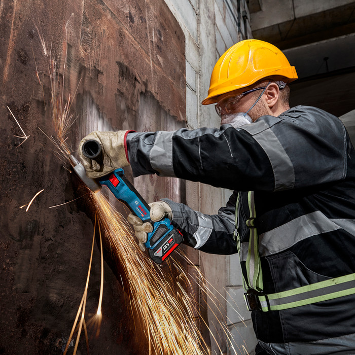 Bosch Professional GWS 18V-11 S (zonder accu) product in gebruik