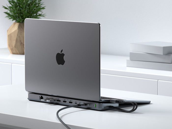 Satechi Usb C Dual Dock Stand met NVMe SSD Slot product in gebruik