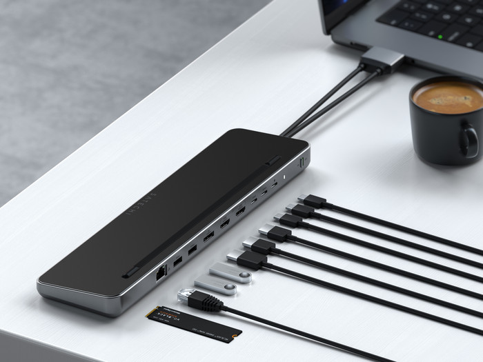 Satechi Usb C Dual Dock Stand met NVMe SSD Slot product in gebruik