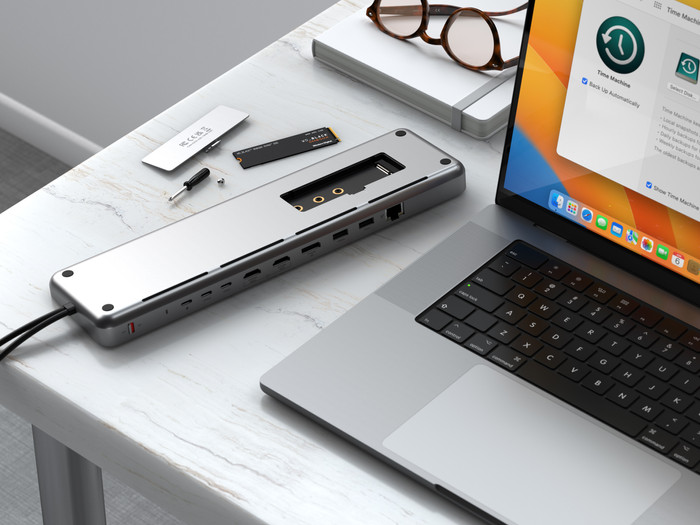 Satechi Usb C Dual Dock Stand met NVMe SSD Slot product in gebruik