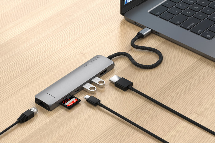 Satechi Usb C 7-in-1 Slim Multiport Adapter met Ethernet Space Grey product in gebruik