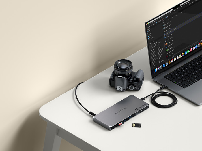 Satechi Thunderbolt 4 DisplayLink Docking Station product in use