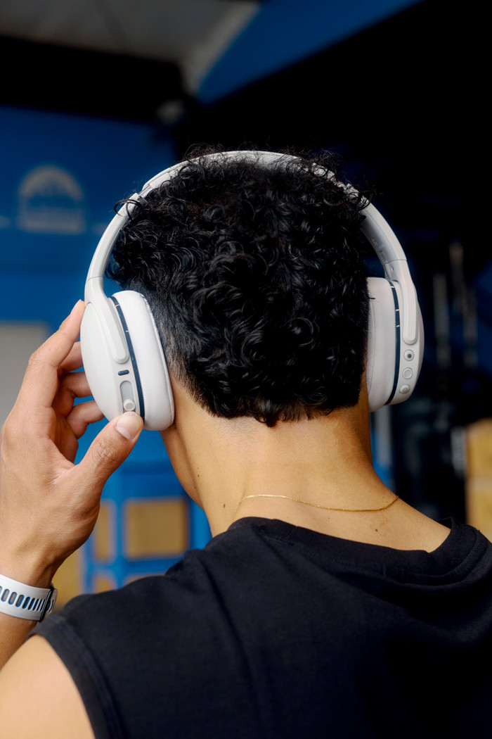 Skullcandy Crusher Active Light Gray product in use