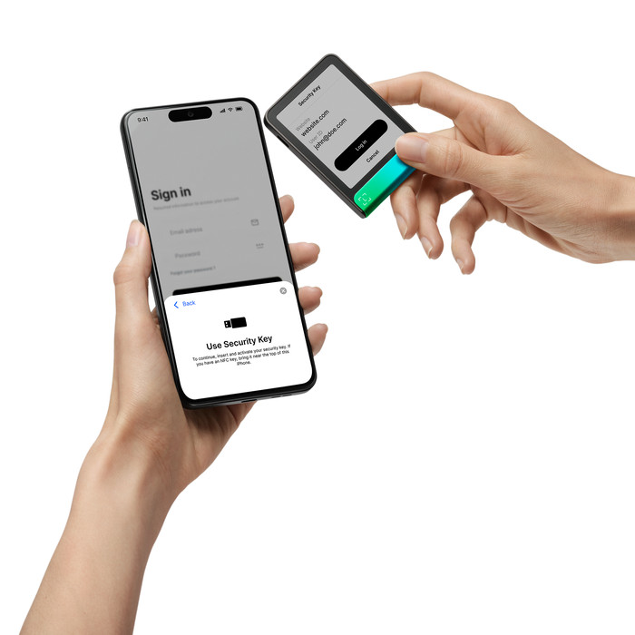 Ledger Flex Oxidate Green including Recovery Key product in use