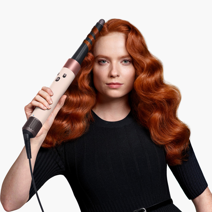 Dyson Airwrap i.d. Straight + Wavy Ceramic Pink product in gebruik