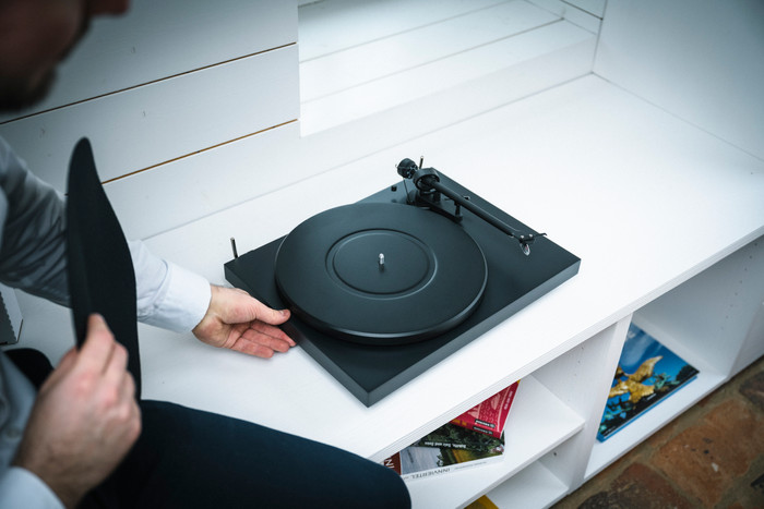 Pro-Ject Colourful Audio System E Zwart product in gebruik
