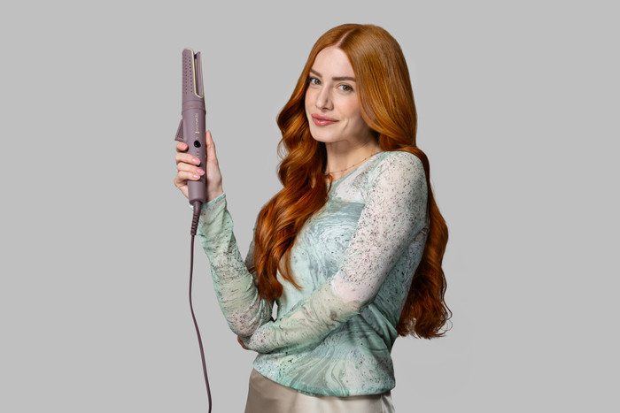 Remington AIRvive CI8930 product in use