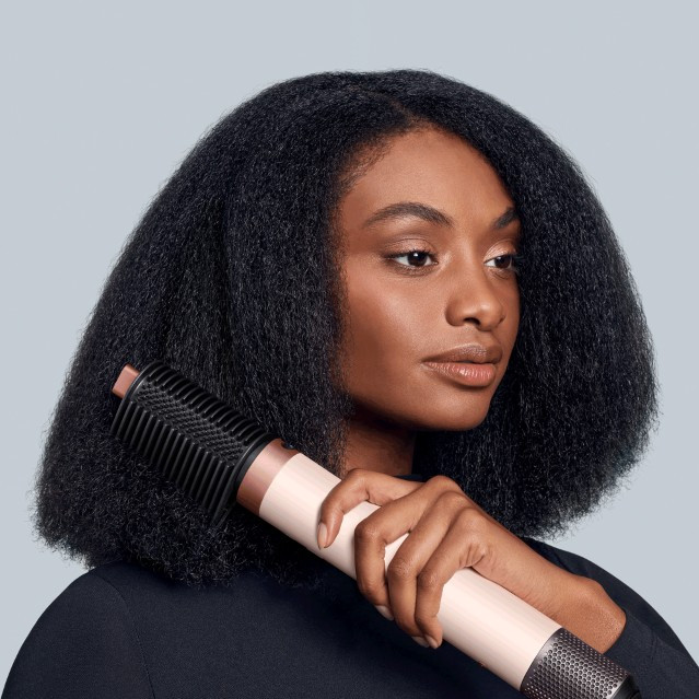 Dyson Airwrap Co-anda 2x Curly + Coily Ceramic Pink product in gebruik