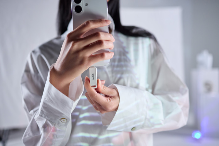 SanDisk Phone Drive USB-C 512GB Arctic White product in gebruik