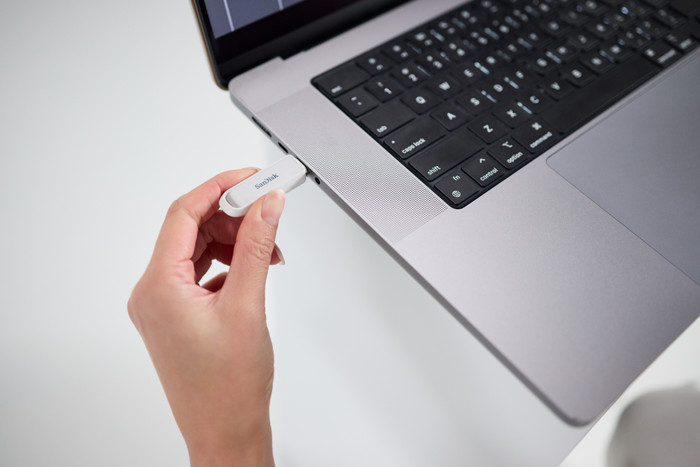 SanDisk Phone Drive USB-C 512GB Arctic White product in gebruik