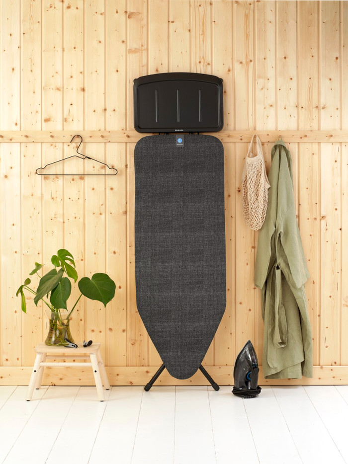 Brabantia Strijkplank C 124 x 45 cm Denim Black Stoomunithouder product in gebruik