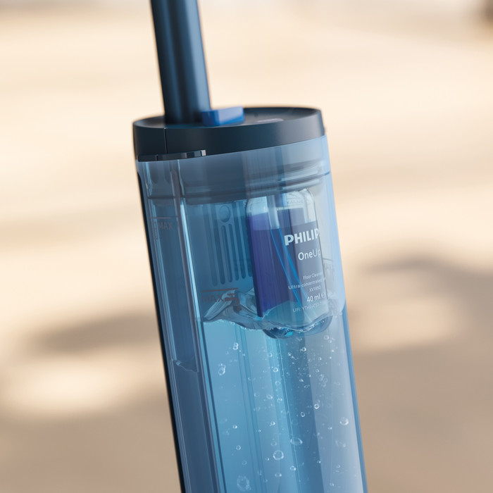 Philips OneUp Vloerreiniger XV1892/02 product in gebruik